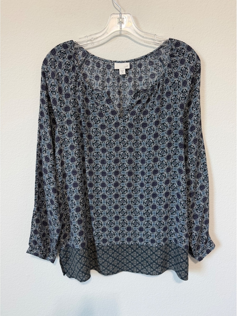 J. Jill Long Sleeve Split V-Neck Medallion Pattern Popover Blouse Size M Petite